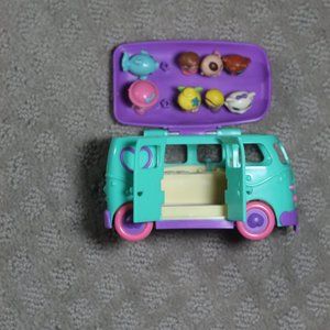 Squinkies Van and 8 Figures